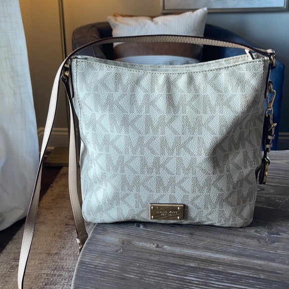 Michael Kors crossbody/ messengr - Picture 2 of 8